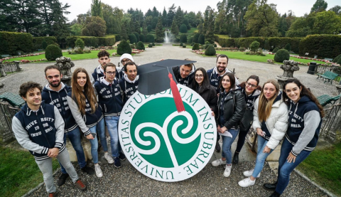 Picture of some students with Uninsubria logo