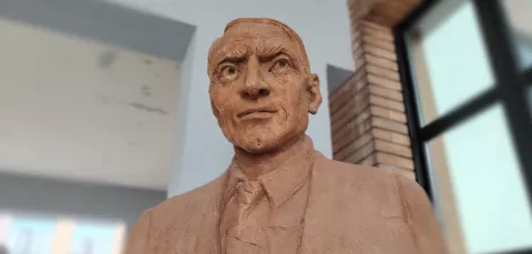 statue