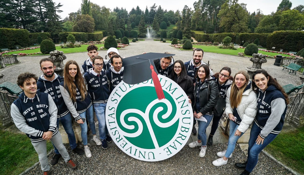 Picture of some students with Uninsubria logo