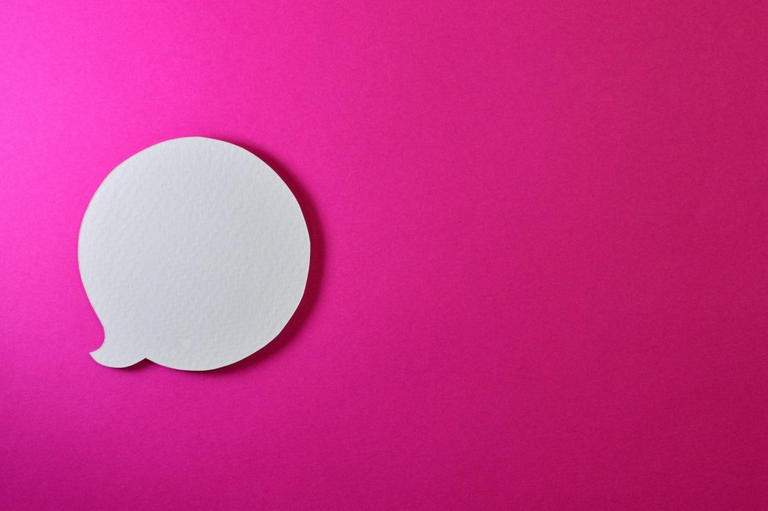 InfoStudenti - White graphic novel balloon on a fuchsia background