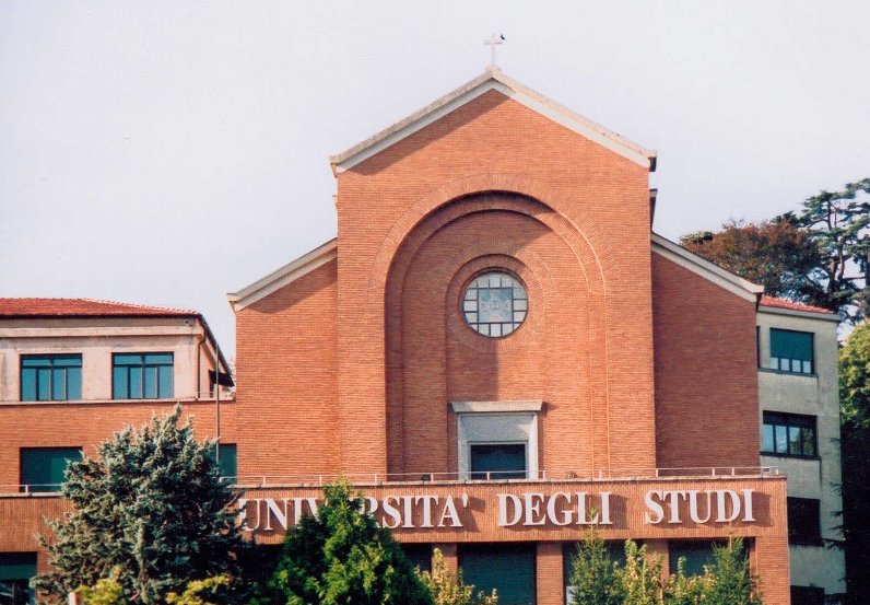 a building with the words ‘Università degli Studi’ and plants